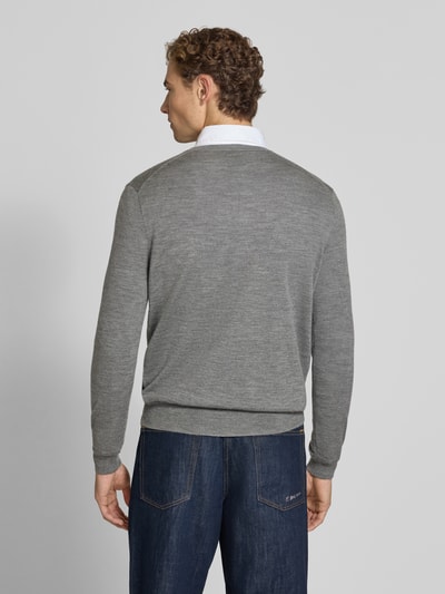 Männermodel trägt grauen Regular Fit Pullover aus reiner Wolle von Polo Ralph Lauren, glatte Struktur, Ganzkörperansicht Rückansicht.