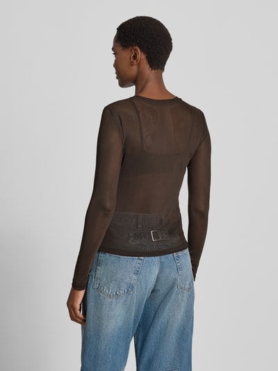 Frauenmodel trägt Slim Fit Langarmshirt mit Rundhalsausschnitt Modell 'LOVA' von VERO MODA in Schwarz, kombiniert mit blauer Jeans, Ganzkörperansicht Rückansicht.