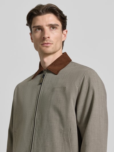 Männermodel trägt Jacke mit Zweiwege-Reißverschluss Modell 'Pon Guan' von WOODBIRD in regular fit, umlegekraag, grijze tinten, detailaufnahme oberkörper, context: heren jack van WOODBIRD, regular fit, omlegekraag, model 'Pon Guan', tweewegrits, steekzakken, ruglengte bij maat M: 70 cm, schouderbreedte: 49 cm, borstwijdte: 61 cm, mouwlengte: 66 cm