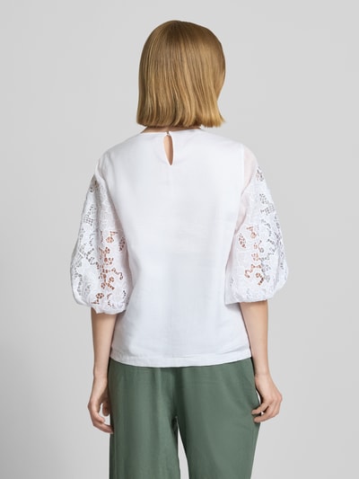 Frauenmodel trägt Regular Fit Bluse mit Lochspitze Modell 'ORDINE' von Max Mara Studio, Optik: Unifarben, 3/4-Ballonärmel, Ganzkörperansicht Rückansicht.