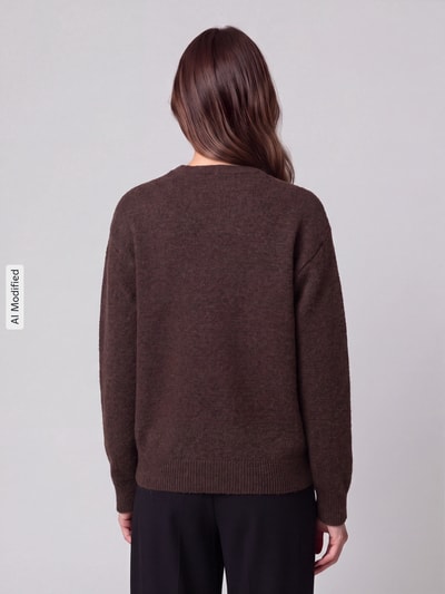 Frauenmodel trägt Regular Fit Pullover mit Woll-Anteil Modell 'ALLY' von PIECES, braune Farbe, weiche Textur, Ganzkörperansicht Rückansicht, KI-modifiziertes Bild.