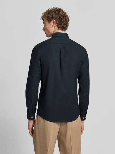 Männermodel trägt Regular Fit Freizeithemd aus Baumwoll-Mix Modell 'Oxford' von Lindbergh in Dunkelblau, Rückenansicht Ganzkörperansicht. Context: Herren Freizeithemd, Baumwoll-Elasthan-Mix, Button-Down-Kragen, 1-Knopf-Manschetten, abgerundeter Saum, Rückenlänge 77 cm, Schulterbreite 44 cm, Ärmellänge 66 cm.