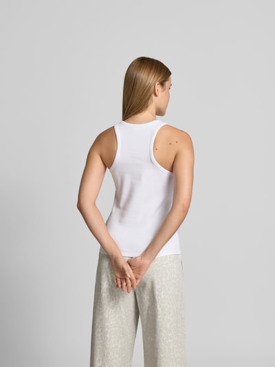 Frauenmodel trägt Tanktop mit Logo-Print von Lala Berlin aus Baumwoll-Mix in Weiß, strukturierte Ripp-Optik, Rückenlänge 56 cm, Ganzkörperansicht Rückansicht.