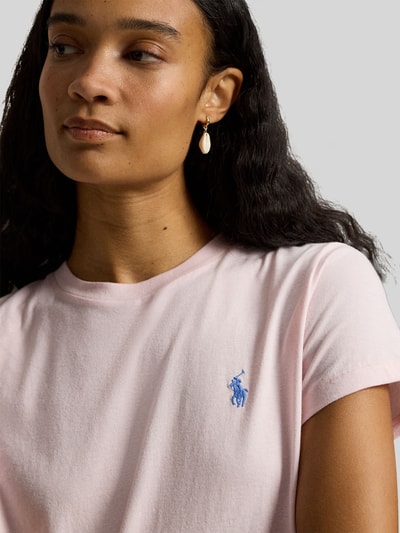 Modelka kobieca ma na sobie T-Shirt mit Label-Stitching od Polo Ralph Lauren z czystej bawełny, krój regular fit, różowy, detal haftu z logo, zbliżenie na górną część ciała.