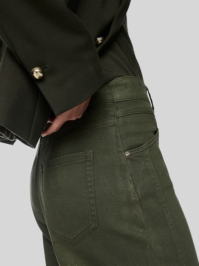 Frauenmodel trägt Relaxed Fit High Waist Jeans mit Eingrifftaschen von Marc Cain, kolor ciemnozielony, efekt błyszczący, mieszanka bawełny i elastanu, wpuszczane kieszenie, Szerokość w rozmiarze 36: 38 cm, Długość wewnętrzna nogawki w rozmiarze 36: 71 cm, detalaufnahme.