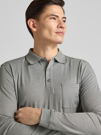 Männermodel trägt Poloshirt mit Brusttasche von Lerros aus Baumwoll-Mix, Regular-Fit, Polokragen, Label-Detail, Nahaufnahme Oberkörper.