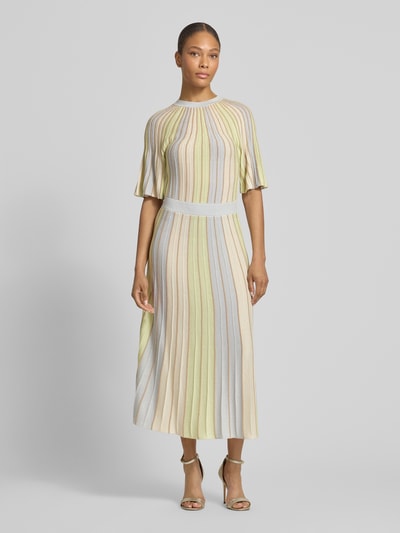 Frauenmodel trägt Tailliertes Strickkleid aus Viskose-Mix von s.Oliver BLACK LABEL in mehrfarbiger Streifenoptik, Midi-Länge, Ganzkörperansicht von vorne.