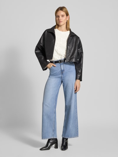 Frauenmodel trägt Blusenshirt mit floraler Zier-Applikation von JAKE*S STUDIO WOMAN, Reine Baumwolle, Gerader Schnitt, Rundhalsausschnitt, Rückenlänge 55 cm, Ganzkörperansicht von vorne.