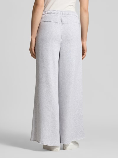 Frauenmodel trägt Wide Leg Sweatpants aus Baumwoll-Mix Modell 'C_ELENYX' von BOSS Orange, Optik: Unifarben, Ganzkörperansicht Rückansicht.