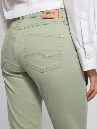 Frauenmodel trägt Slim Fit Jeans im 5-Pocket-Design Modell 'CICI' von Angels aus Baumwoll-Mix mit Stretch-Anteil, Detailaufnahme Rückansicht.