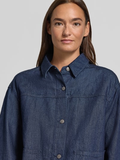 Kobieta modelka nosi Regular Fit Jeansjacke aus Baumwolle-Leinen-Mix od Marc O'Polo, ciemnoniebieski, tekstura gładka, zbliżenie na górną część ciała.