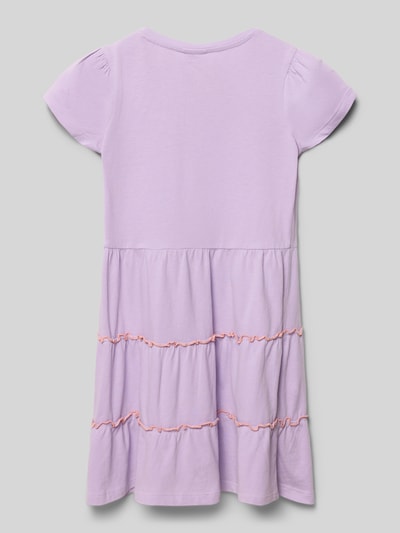 Mädchen trägt Tailliertes Freizeitkleid aus reiner Baumwolle von s.Oliver RED LABEL, Optik: Unifarben, Volant-Saum, Midi-Länge, Ganzkörperansicht Rückansicht.