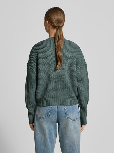 Männermodel trägt Relaxed Fit Strickjacke mit V-Ausschnitt Modell 'LEA' von Vero Moda, melanżowa z dzianiny, tył, widok całej sylwetki