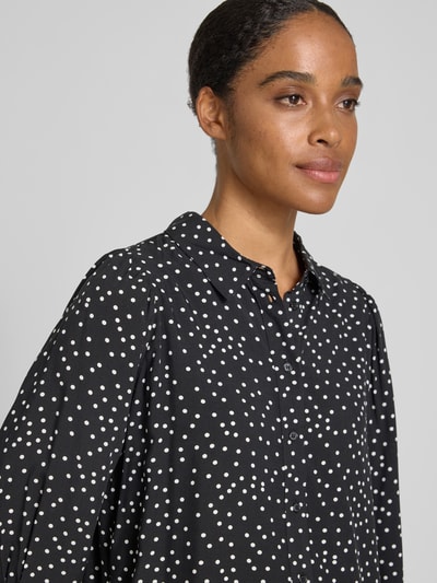 Frauenmodel trägt Regular Fit Bluse aus Viskose mit 3/4-Arm Modell 'Bono' von LOLLYS LAUNDRY, Allover-Look mit Knopfleiste, Nahaufnahme Oberkörper.