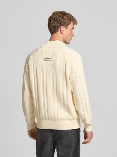 Männermodel trägt Regular Fit Strickpullover aus reiner Baumwolle mit Zopfmuster von PROHIBITED, cremefarben, Rückenansicht, Ganzkörperansicht Rückansicht.