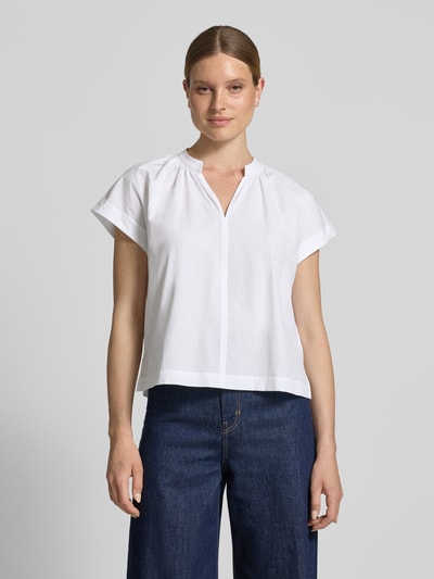 Frauenmodel trägt Blusenshirt mit Tunikakragen Modell 'Firu' von OPUS aus Reine Baumwolle, Straight Fit, Weiß, Ganzkörperansicht von vorne.