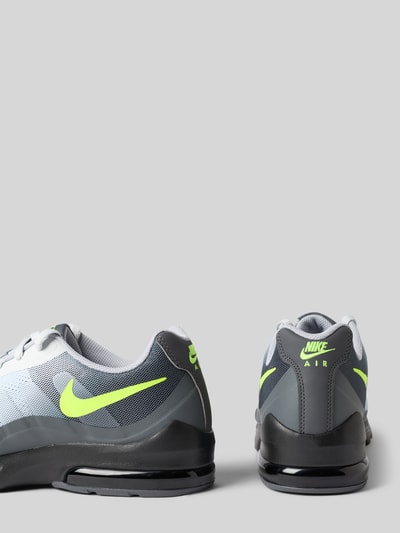 Produktfoto, Sneaker mit Logo-Print Modell 'Air Max Invigor' von Nike in Grau mit neongelben Details, profilierte Sohle, abgerundete Passform, Herren Sneaker, Absatzhöhe 4 cm, Schafthöhe 7 cm, Schaftweite 6 cm, Schnürverschluss
