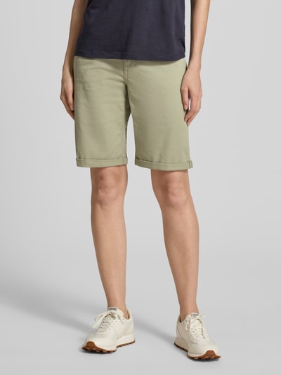 Frauenmodel trägt Bermudas mit Umschlag und Eingrifftaschen von Angels in Beige, Regular-Fit, Knopf-Reißverschluss, Ganzkörperansicht von vorne, Bundweite bei Größe 36: 40 cm, Innenbeinlänge bei Größe 36: 25 cm.