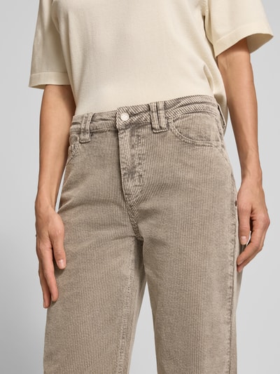 Frauenmodel trägt Straight Fit Cordhose mit breitem Saumabschluss von BUENA VISTA in Beige, Cord-Textur, 5-Pocket-Design, Nahaufnahme Oberkörper.