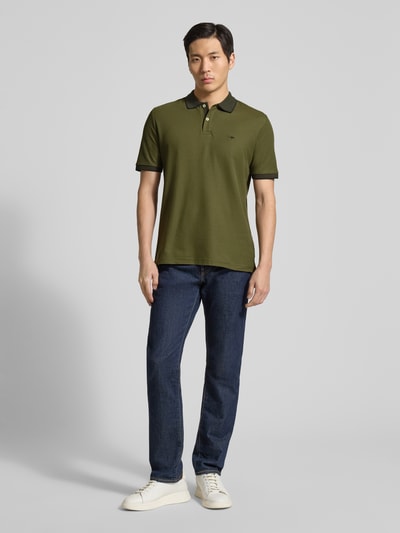 Mannenmodel draagt Modern Fit Poloshirt mit Stitching van Fynch-Hatton in olijfgroen, katoen, polokraag, knoopsluiting, vooraanzicht, ruglengte maat M 65 cm.