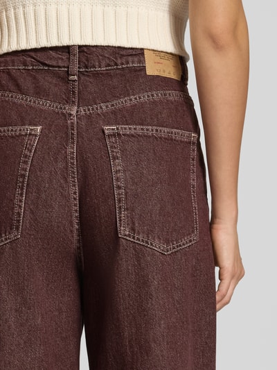 Frauenmodel trägt Straight Fit Jeans aus reiner Baumwolle Modell 'Oshow' von American Vintage, 5-Pocket-Design, Nahaufnahme Rückansicht.