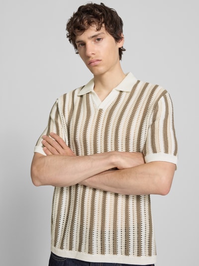 Männermodel trägt Regular Fit Poloshirt aus Baumwoll-Mix Modell 'THUE' von Only & Sons, Optik:Allover-Muster, gestreift, Lochstrickmuster, Struktur, Polokragen, V-Ausschnitt, Kurzarm, Bündchen: Gerippt, Farbe Beige und Braun, Nahaufnahme Oberkörper.