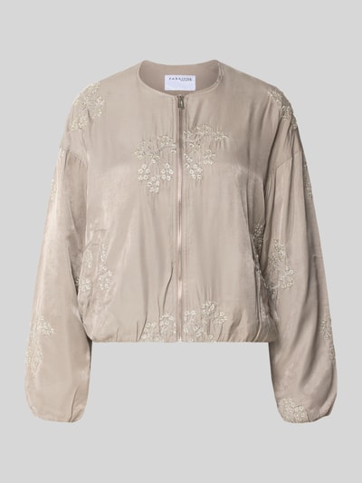 Produktfoto, Blouson aus Viskose-Mix mit Motiv-Stitching Modell 'Ta44mika' von ZABAIONE in Beige mit Ballonärmeln, Zierperlen, Loose Fit