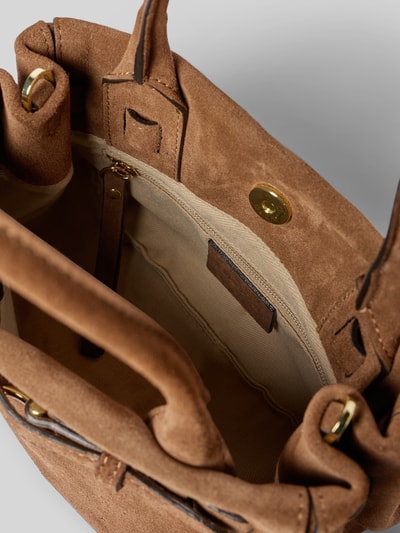 Produktfoto, Handtasche aus Leder mit Label-Detail Modell 'JILL' von Abro im Farbton Braun, samtige Textur, Magnetverschluss, Innenfach sichtbar, Damen Handtasche mit Tragehenkel und Schulterriemen, Maße und Kontext gemäß Herstellerangaben.