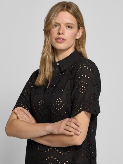 Frauenmodel trägt Ausgestelltes Freizeitkleid aus reiner Baumwolle Modell 'VALAIS' von Only, Optik: Unifarben, Nahaufnahme Oberkörper.