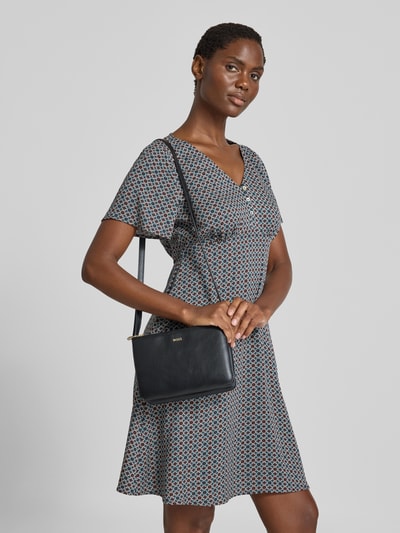Frauenmodel trägt Umhängetasche aus echtem Leder von BOSS, schwarze Farbe, glatte Textur, Damen Umhängetasche, Ganzkörperansicht von vorne.