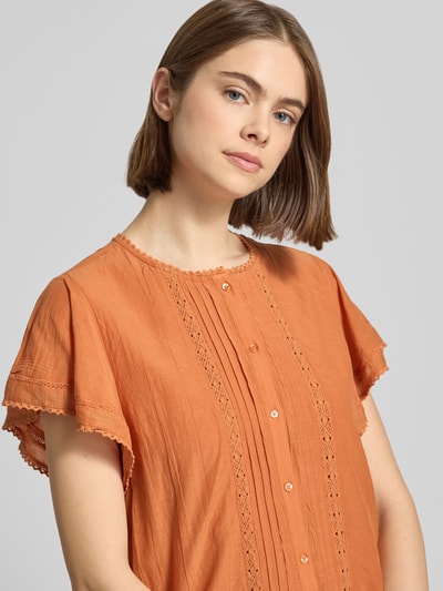 Frauenmodel trägt Mini-Freizeitkleid aus Baumwoll-Viskose-Mix Modell 'DESTIN' von Pepe Jeans in Optik: Unifarben mit Rundhals, Regular-Fit, Mini-Länge, Schmetterlingsärmel und Lochstrick-Einsätze, Nahaufnahme Oberkörper.