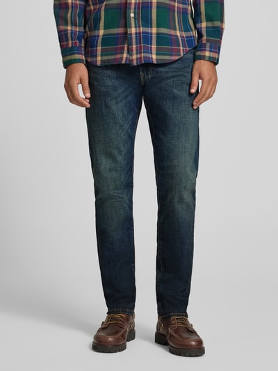 Männermodel trägt Straight Fit Jeans aus Baumwoll-Mix von POLO RALPH LAUREN in Dark Wash, Used Look, 5-Pocket, Ganzkörperansicht von vorne