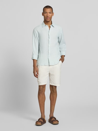 Männermodel trägt Regular Fit Freizeithemd aus reinem Leinen Modell 'REGKYLIAN' von SELECTED HOMME, hell, unifarben, Ganzkörperansicht von vorne.