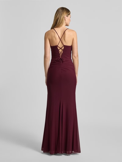 Frauenmodel trägt Slim Fit Abendkleid mit Gehschlitz von Luxuar in dunklem Rot mit Spaghetti-Trägern, Schnürverschluss und Raffungen, Ganzkörperansicht Rückansicht.