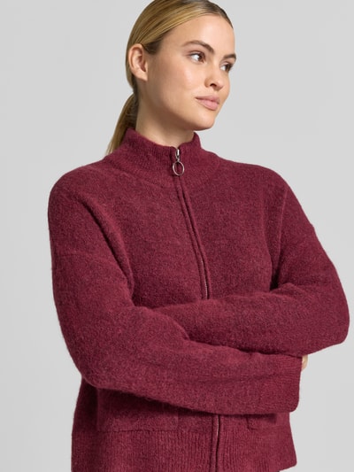 Männermodel trägt Regular Fit Strickjacke aus Woll-Mix Modell 'SIA' von Selected, Damen Strickjacke, bordeauxrot, grobe Textur, Nahaufnahme Oberkörper