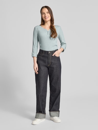 Vrouwenmodel draagt Regular Fit Langarmshirt uit katoenmix van Tom Tailor, effen two tone look, V-hals, lange mouwen, ribgebreid, label stitching, voorkant hele lichaam.