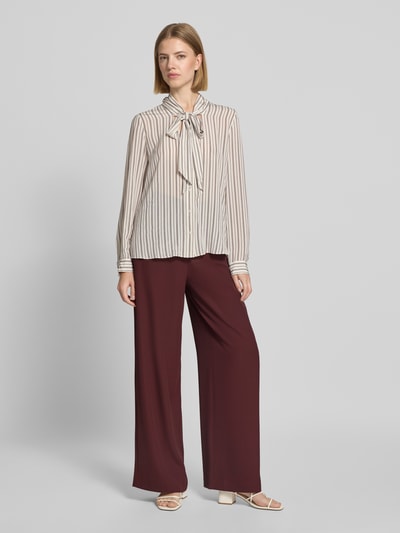 Frauenmodel trägt Wide Fit Hose mit Gesäßtaschen von Jake*s Collection in Dunkelrot, elastischer Material-Mix, Ganzkörperansicht von vorne.