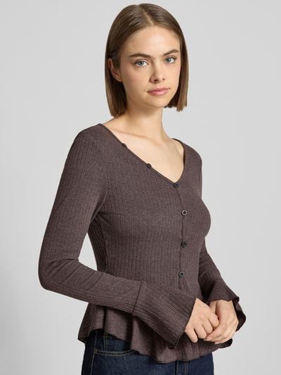 Frauenmodel trägt Slim Fit Longsleeve mit Baumwoll-Anteil Modell 'COQUETTE' von DAISY STREET, gerippte Struktur, V-Ausschnitt, Ganzkörperansicht von vorne. Rückenlänge bei Größe S 55 cm, elastischer Material-Mix, langärmeliges Design.