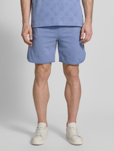 Männermodel trägt Regular Fit Shorts aus Baumwoll-Mix Modell 'JT_Member Short' von BOSS Green, Optik: Unifarben, grafisch strukturiert, Bundabschluss: Elastisch, seitliche Eingrifftaschen, angedeutete Gesäßtasche, Materialverarbeitung: Sweat, Ganzkörperansicht von vorne.