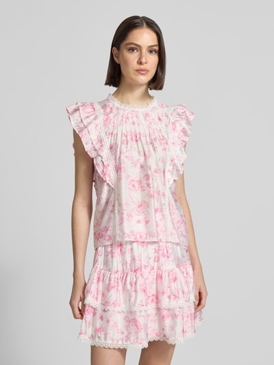 Frauenmodel trägt Damen T-Shirt aus Viskose-Mix Modell 'BLISS' von Vero Moda mit Optik: Unifarben, Rüschen, Rundhals, Ärmellose Ärmelform, Materialverarbeitung: Popeline, Nahaufnahme Oberkörper.