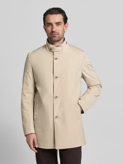 Männermodel trägt Mantel mit durchgehender Knopfleiste von CINQUE in Beige, gerader Passform, Stehkragen, Eingrifftaschen, Nahaufnahme Oberkörper. Rückenlänge 83 cm, Schulterbreite 42 cm, Brustweite 40 cm, Ärmellänge 66 cm bei Größe 50.
