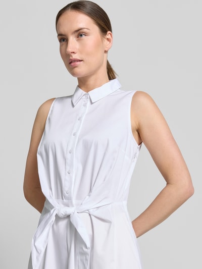 Frauenmodel trägt Hemdblusenkleid aus Satin in Midilänge von Comma, Weiß, taillierte Passform, Baumwoll-Mix, Knopfleiste, Taillenband, ärmelloses Design, Nahaufnahme Oberkörper.
