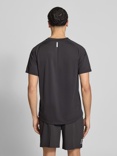 Mannenmodel draagt T-Shirt met Logo en Rundhalsausschnitt van PUMA PERFORMANCE in regular fit, zwarte kleur, ruglengte maat M 70 cm. Ganzkörperansicht Rückansicht.