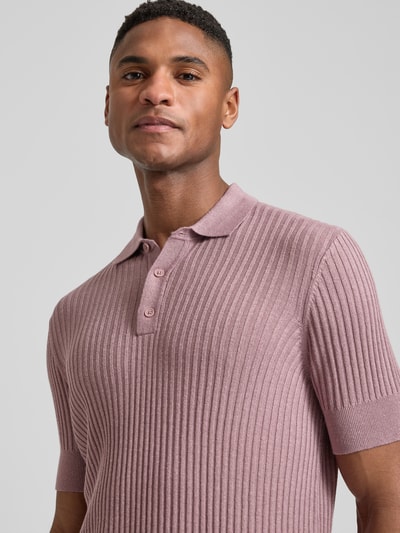 Männermodel trägt Slim Fit Poloshirt aus Viskose-Mix von Antony Morato in Strick-Optik und Mauve, Nahaufnahme Oberkörper. Herren, Polokragen, Kurzärmelig, Rückenlänge 68 cm bei Größe M, Leinen-Mix.