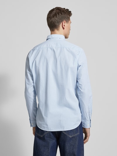 Männermodel trägt Regular Fit Freizeithemd aus reiner Baumwolle von Marc O'Polo, hellblau gestreift, Langarm, Ganzkörperansicht Rückansicht.