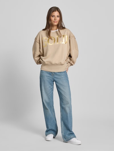 miss goodlife Oversized Sweatshirt aus reiner Baumwolle mit Statement-Print Sand 1