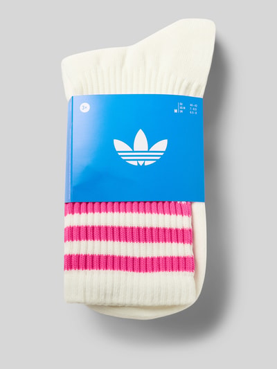 Produktfoto, Socken mit Label-Print im 3er-Pack von adidas Originals aus weißem Baumwoll-Mix mit Stretch-Anteil, gerippter Abschluss, pinke Streifen, körpernaher Schnitt, 3er-Pack.