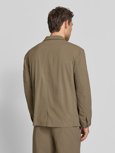 Männermodel trägt Regular Fit Anzugsakko mit Reverskragen Modell 'HALLS HYBRID' von SELECTED HOMME, Optik: Unifarben, Materialverarbeitung: Batist, Ganzkörperansicht Rückansicht.