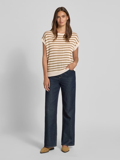 Frauenmodel trägt Strickshirt mit Rundhalsausschnitt Modell 'LUANNA' von Soyaconcept im Allover-Look, Material-Mix mit Leinen-Anteil, Regular-Fit, dezente Streifen in Beige und Weiß, Rückenlänge bei Größe S: 60 cm, Ärmellänge: 4 cm, Ganzkörperansicht von vorne.