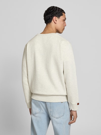 Männermodel trägt Sweatshirt mit Rundhalsausschnitt und Label-Stitching von Superdry aus Baumwoll-Mix, Regular-Fit, Ganzkörperansicht Rückansicht.